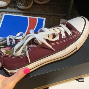 Burgundy converse size 7